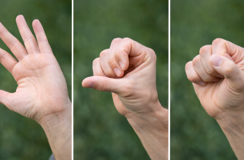 Step-by-step tendon glide for hand mobility